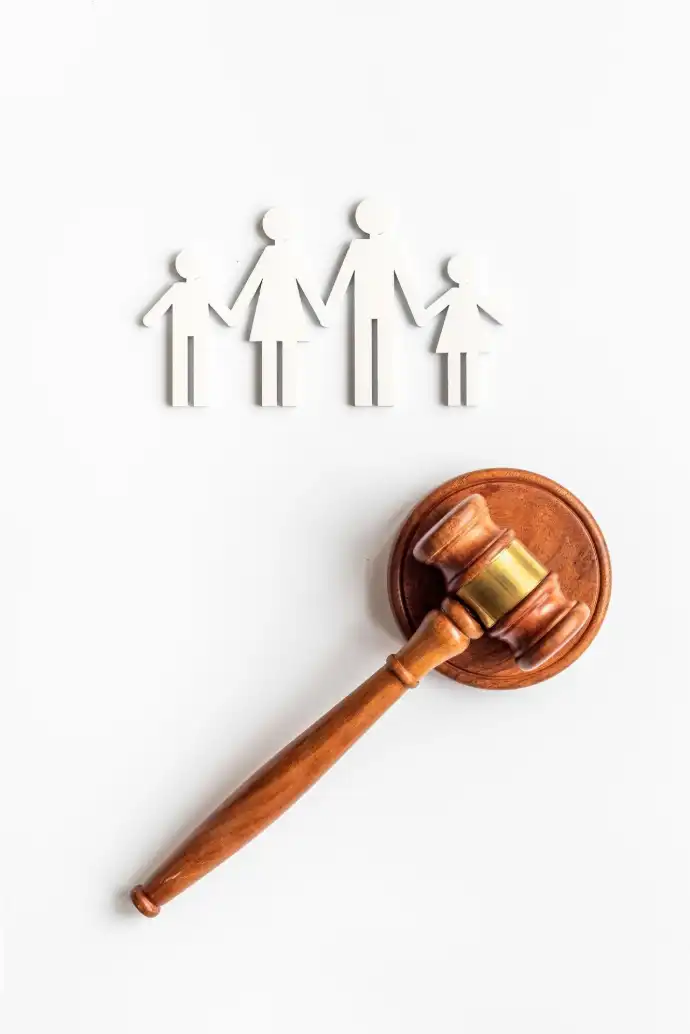 familia y martillo de juez