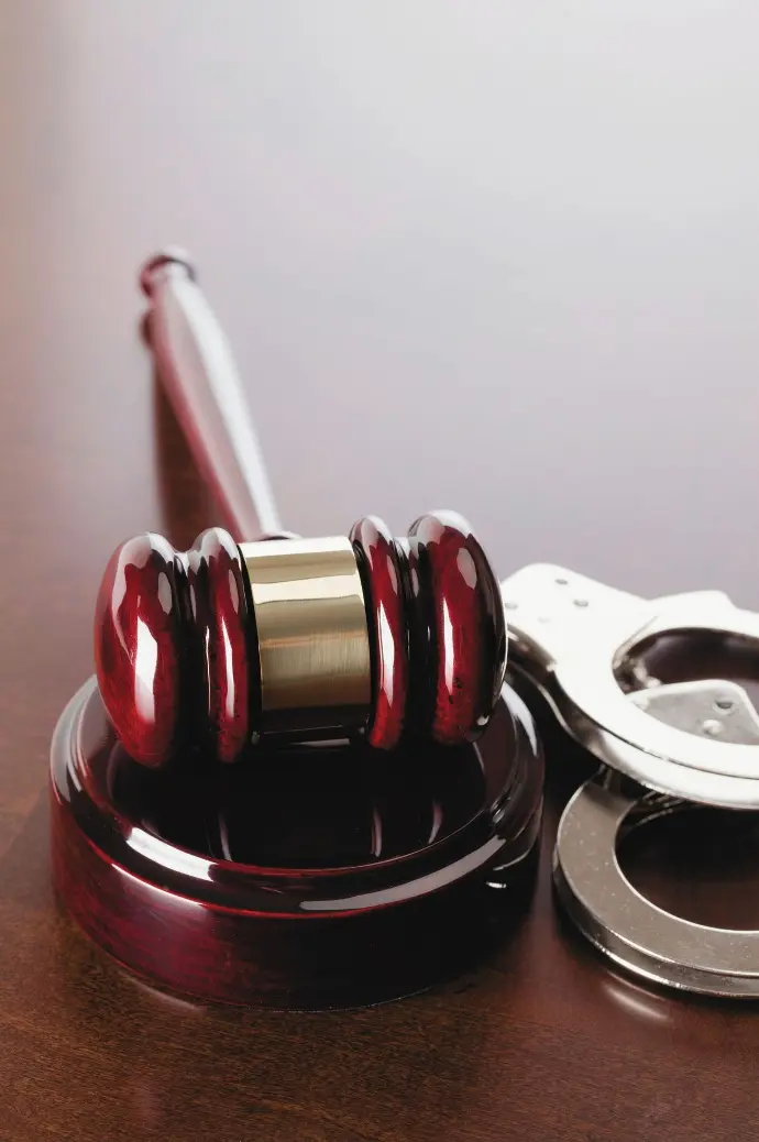 Derecho Penal Foto martillo y esposas